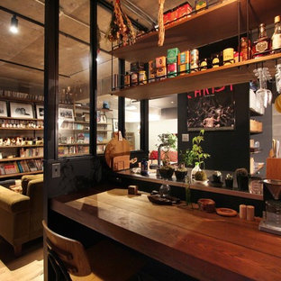 東京23区のインダストリアルスタイルのおしゃれなホームバーの写真