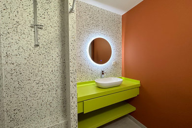 Aménagement d'une petite salle d'eau moderne avec des portes de placards vertess, une douche à l'italienne, une vasque et un sol beige.