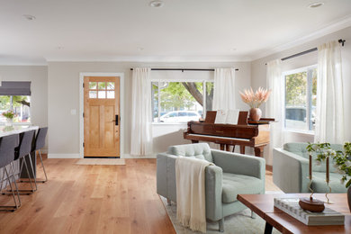 Example of a transitional living room design in San Francisco