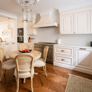 Traditional Lay-On Panelled with Large Mouldings Shaker Kitchen