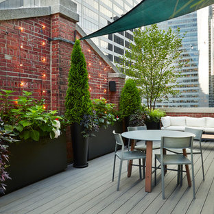 ニューヨークの小さいトラディショナルスタイルのおしゃれな屋上のデッキ (コンテナガーデン、オーニング・日よけ) の写真