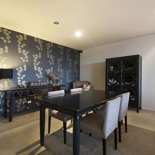 セントラルコーストのアジアンスタイルのLDKの画像 (緑の壁、カーペット敷き)