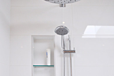 Inspiration for a modern bathroom remodel in Montreal