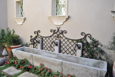 Design ideas for a traditional landscaping in Phoenix.
