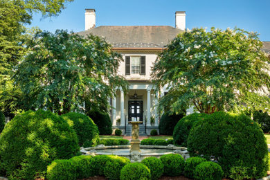 Inspiration for a large front yard formal garden in Richmond.