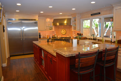 Inspiration for a timeless kitchen remodel in Los Angeles