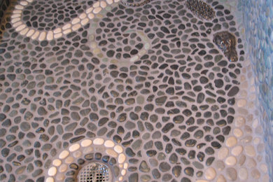 シアトルにあるコンテンポラリースタイルのおしゃれな浴室 (ダブルシャワー、石タイル、スレートの床) の写真