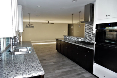 Kitchen - traditional kitchen idea in Phoenix