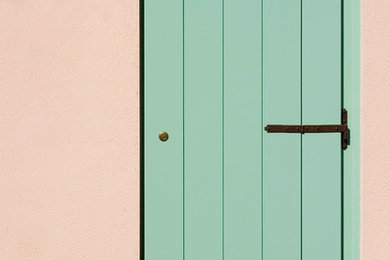 Esempio di un piccolo ufficio minimal con pareti verdi, pavimento con piastrelle in ceramica e scrivania autoportante
