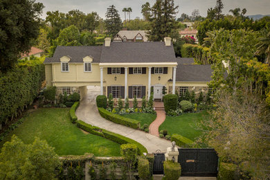 Inspiration for a large craftsman landscaping in Los Angeles.