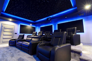 Example of a minimalist home theater design in Chicago