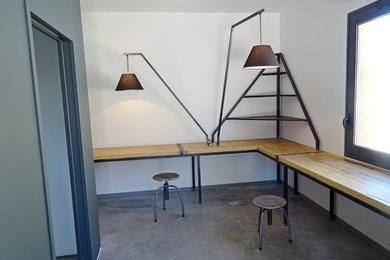 Großes Industrial Arbeitszimmer ohne Kamin mit Arbeitsplatz, weißer Wandfarbe, Betonboden, grauem Boden und Einbau-Schreibtisch in Grenoble
