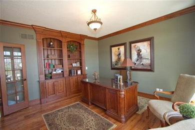 Elegant home office photo in Chicago