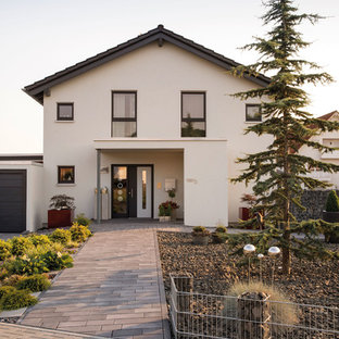 Zweistöckiges, Weißes Modernes Einfamilienhaus mit Satteldach und Ziegeldach in Sonstige