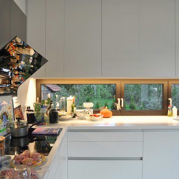 Bauhausvilla in Pankow - Küche mit Lichtband im Arbeitsbereich