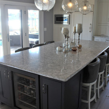 Starmark Insert Kitchen in Mackay Dove (Perimeter) and Peppercorn (Island)
