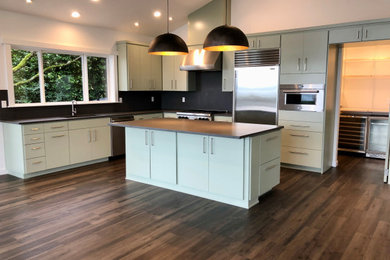 Example of a kitchen design in Seattle