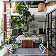 Houzz Tour: A Central Courtyard Opens Up an Urban Flat to Nature