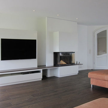 Medienelement und Kamin im Wohnraum