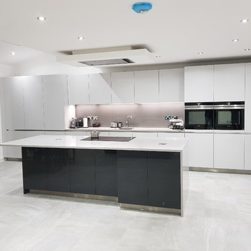 Minimal handleless Schmidt kitchen in high gloss lacquer