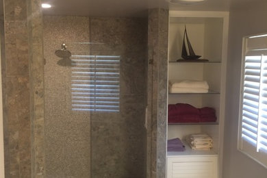 Example of a minimalist bathroom design