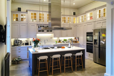 エディンバラにある広いコンテンポラリースタイルのおしゃれなキッチン (ベージュキッチンパネル、シルバーの調理設備、白いキッチンカウンター) の写真