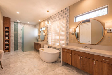 Photo of a transitional bathroom.