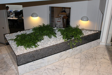 Opbygning af plantekumme under trappe.