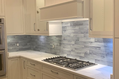 Kitchen - modern kitchen idea in Jacksonville