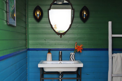 Источник вдохновения для домашнего уюта: главная ванная комната в средиземноморском стиле с открытыми фасадами и напольной тумбой