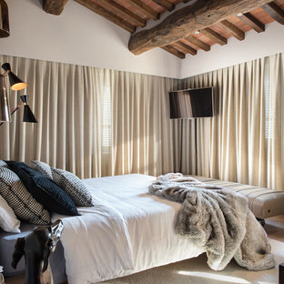 Idéer för att renovera ett stort funkis huvudsovrum, med vita väggar och tegelgolv