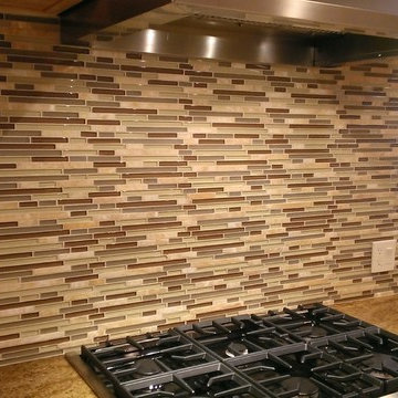 KITCHEN BACKSPLASH - Linear Glass / Marble Mosaic