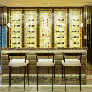 シンガポールのコンテンポラリースタイルのおしゃれな着席型バーの写真