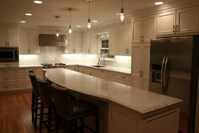 Kitchen - traditional kitchen idea in Denver