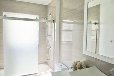 Example of a trendy bathroom design in Miami