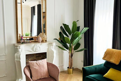 Contemporary living room in Rome with light hardwood flooring and wainscoting.