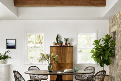 Example of a minimalist dining room design in Hawaii