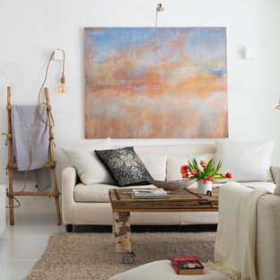 Mittelgroßes, Repräsentatives, Abgetrenntes, Fernseherloses Mediterranes Wohnzimmer ohne Kamin mit weißer Wandfarbe und Porzellan-Bodenfliesen in Malaga