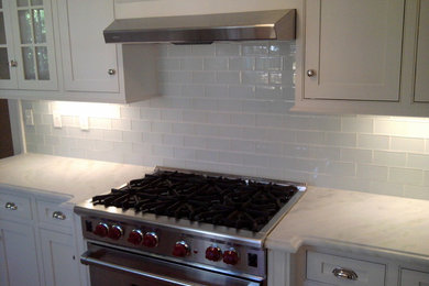 Eat-in kitchen - contemporary eat-in kitchen idea in New York with white cabinets and quartzite countertops