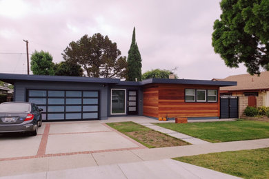 Inspiration for a mid-sized one-story exterior home remodel in Los Angeles