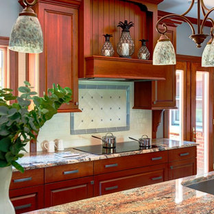 Bild på ett stort vintage kök, med en integrerad diskho, luckor med upphöjd panel, röda skåp, granitbänkskiva, grått stänkskydd, stänkskydd i keramik, rostfria vitvaror, klinkergolv i keramik, en köksö och beiget golv