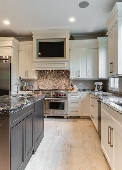 Классический Кухня by Signature Kitchens & Baths Magazine