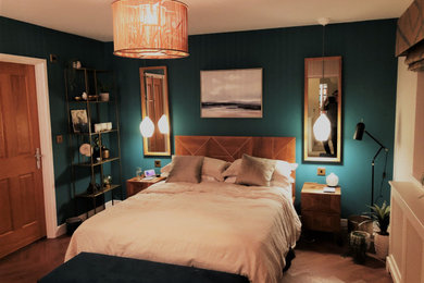 Ejemplo de dormitorio principal actual de tamaño medio con paredes verdes, suelo de linóleo y suelo marrón