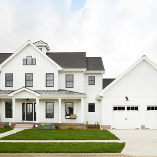 Idéer för att renovera ett lantligt vitt hus, med två våningar och vinylfasad