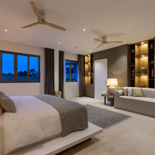 Esempio di una camera da letto etnica con pareti bianche e pavimento grigio