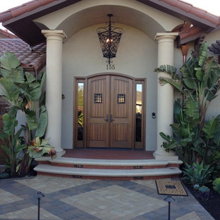 Удачное сочетание для дизайна помещения: прихожая в средиземноморском стиле с двустворчатой входной дверью - самое интересное для вас