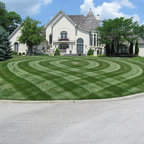 Large planted bed in front yard garden design - Traditional - Landscape