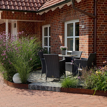 Landhausgarten mit Boulebahn und Pool