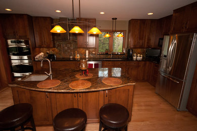 Kitchen - traditional kitchen idea in Minneapolis