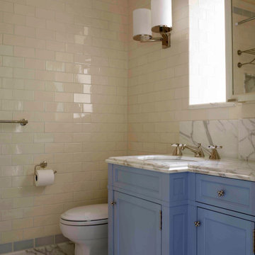 Kid's bath with playful pulls